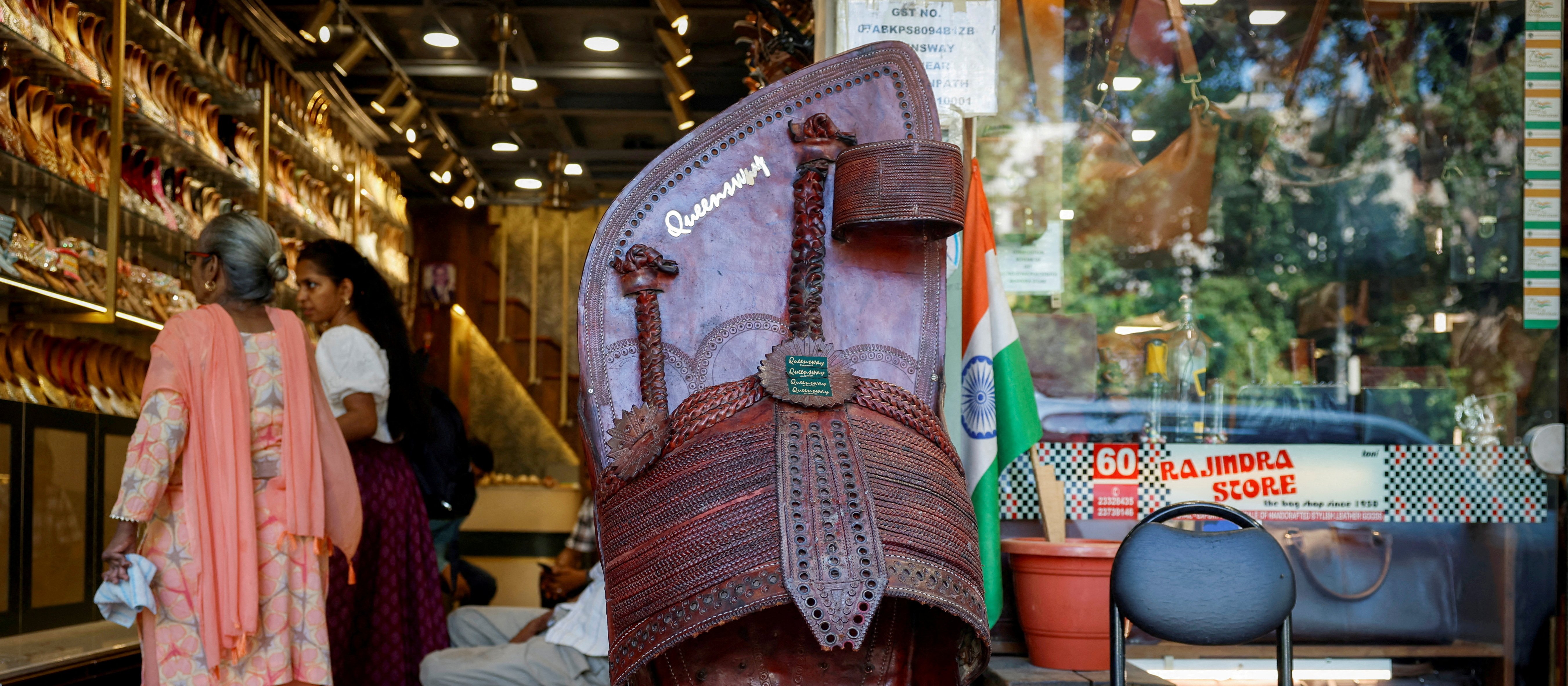 Prada reaguje na krytykę. Limitowana kolekcja Kolhapuri powstanie w Indiach