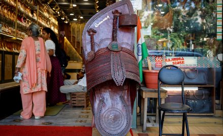 Klienci kupują sandały „Kolhapuri” w sklepie w Nowym Delhi w Indiach