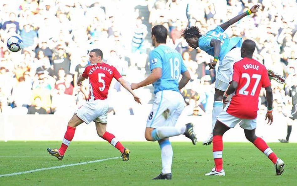 W derbach Manchesteru nie zagra Emanuel Adebayor (skacze)- zawieszony za brutalny faul