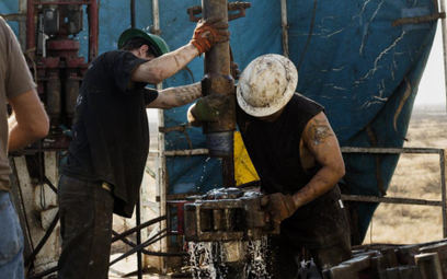 Zwolnienia: uboczne skutki spadku cen ropy naftowej
