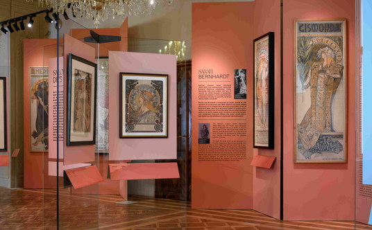 Barokní interiéry vyplnily díla Alfons Mucha - známá a ty, které dosud nebyly vystaveny