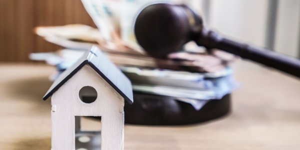 Odrzuciła zadłużony spadek, a komornik i tak zapukał. Jest skarga do SN