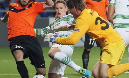 Aleksandar Simcević (z lewej), Serb z obrony Szachtiora