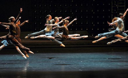 Spektakl odwołuje się do losów pokolenia poety, który zginął w powstaniu warszawskim