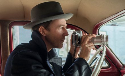 W filmie „Osierocony Brooklyn” Edward Norton gra detektywa chorego na zespół Touretta