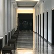 Jeden z sejmowych korytarzy zamknięty bannerem z okazji 550-lecia parlamentaryzmu