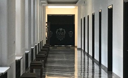 Jeden z sejmowych korytarzy zamknięty bannerem z okazji 550-lecia parlamentaryzmu