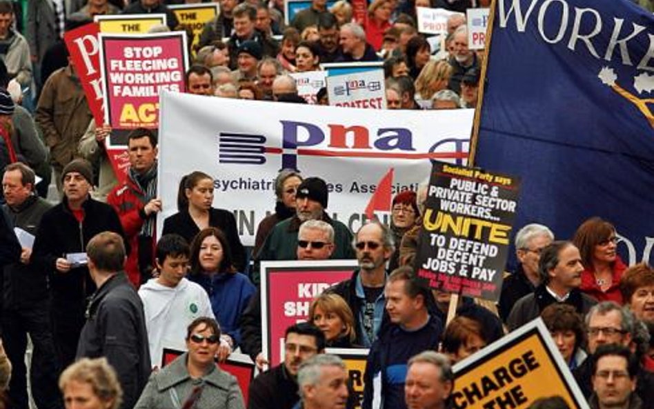 Irlandczycy są niezadowoleni z antykryzysowych działań rządu i głośno to wyrażają. Na zdjęciu demons