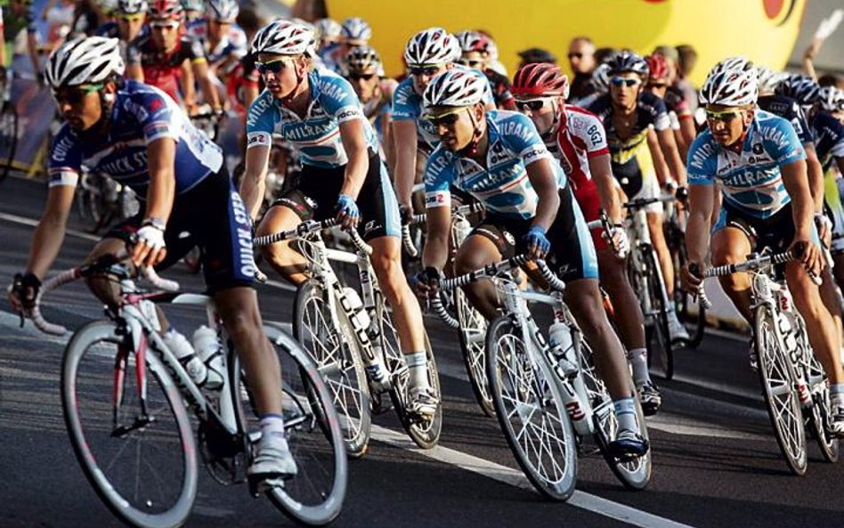 Peleton jeszcze przed kraksą w Alejach Ujazdowskich