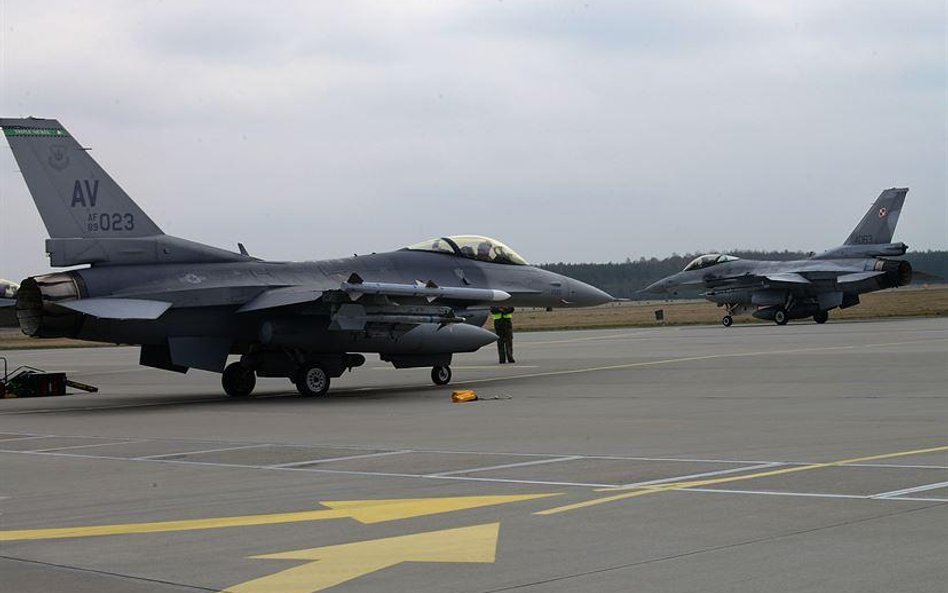 Amerykańskie F-16 w polskiej bazie Łańsk (18 marca 2014 r.)