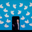 Miliarder Elon Musk, kupując Twittera, zapowiadał, że zrewolucjonizuje ten portal i sprawi, że dysku