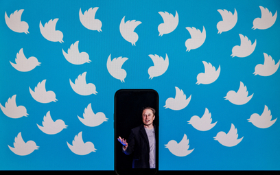 Miliarder Elon Musk, kupując Twittera, zapowiadał, że zrewolucjonizuje ten portal i sprawi, że dysku