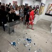 Balonowy pies za 180 tys. zł. rozbity. Kobieta strąciła rzeźbę słynnego artysty