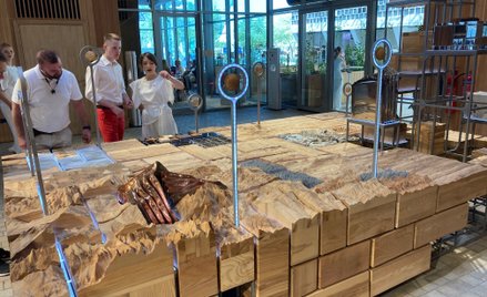 Polski Stół to centralna część ekspozycji na parterze polskiego pawilonu na Expo 2020 w Dubaju.