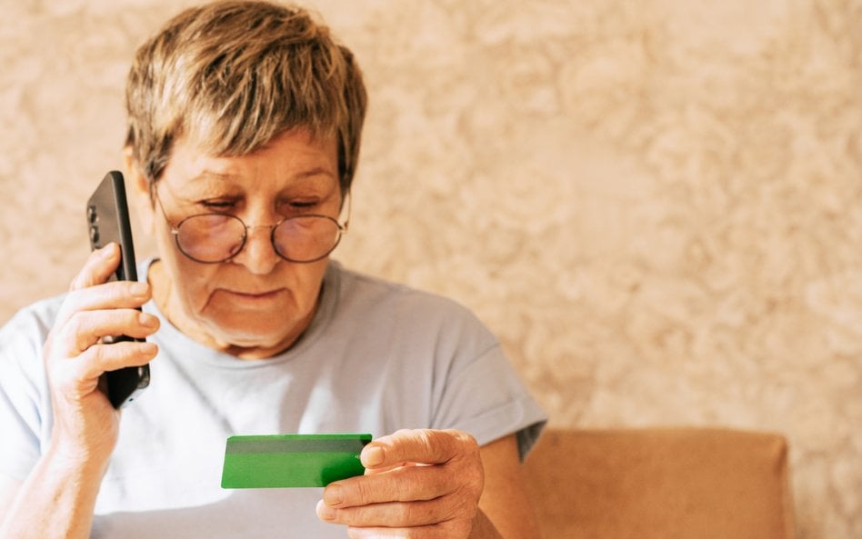 Oszuści coraz częściej podszywają się pod państwowe instytucje