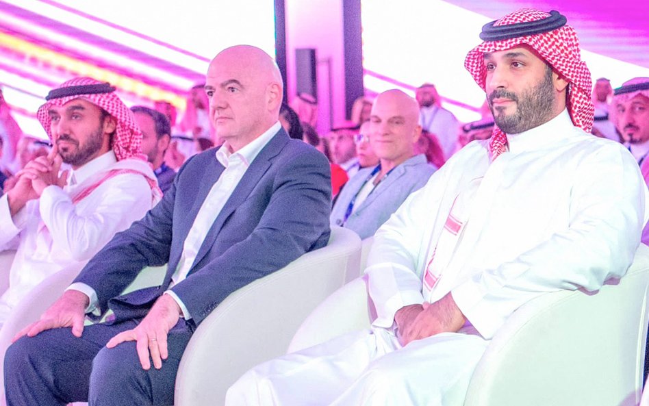 Gianni Infantino (w środku) i Mohammed bin Salman (po prawej) w ostatnich latach zacieśniają relacje