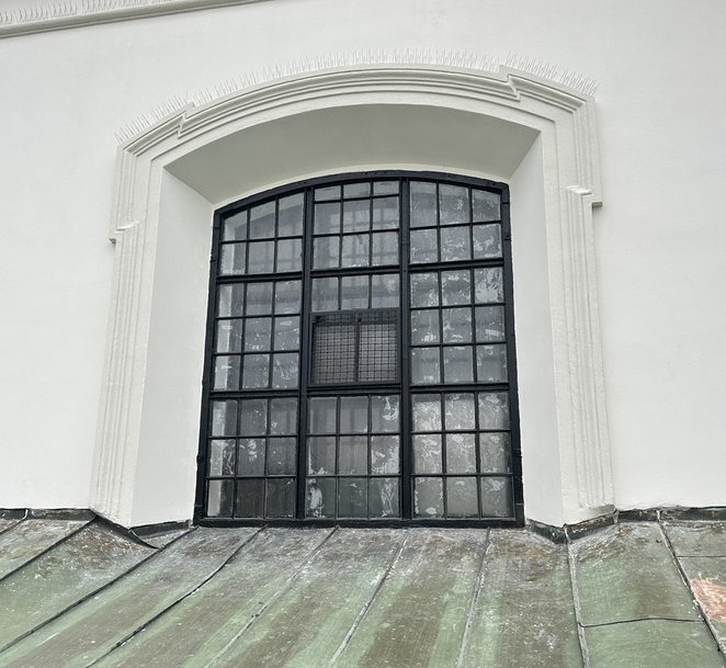 Konserwacji poddano metalowe elementy okien