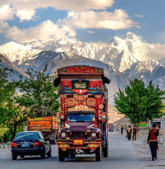 Charakterystyczny, bogato zdobiony, pakistański tir. Amerykanie nazwali te pojazdy Jingle Trucks