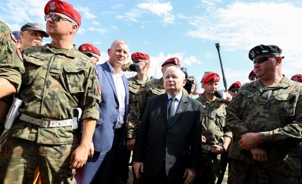 Wicepremier, prezes PiS Jarosław Kaczyński na pikniku wojskowym w Uniejowie