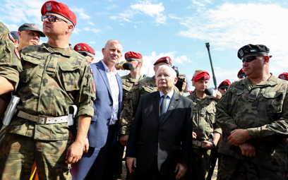 Wicepremier, prezes PiS Jarosław Kaczyński na pikniku wojskowym w Uniejowie