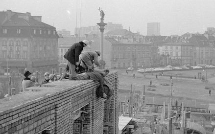 16 lutego 1973 - Wieszanie "wiechy" na odbudowanej części gotyckiej. Robotnicy wciągają beczkę z piw