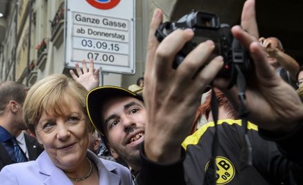 Kanclerz Niemiec Angela Merkel pozuje do selfie w czasie spaceru po Bernie w czasie oficjalnej wizyt