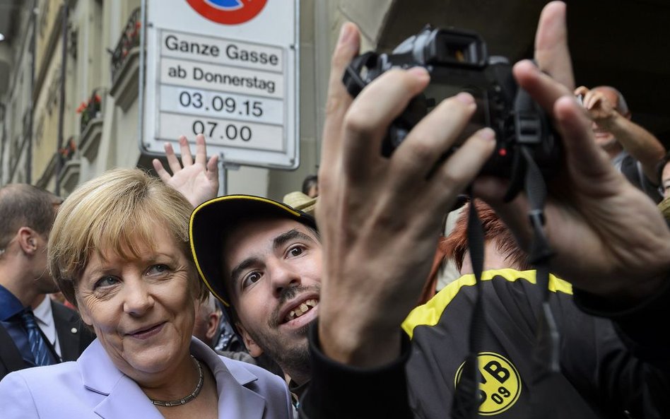 Kanclerz Niemiec Angela Merkel pozuje do selfie w czasie spaceru po Bernie w czasie oficjalnej wizyt