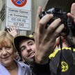Kanclerz Niemiec Angela Merkel pozuje do selfie w czasie spaceru po Bernie w czasie oficjalnej wizyt
