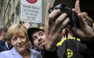 Kanclerz Niemiec Angela Merkel pozuje do selfie w czasie spaceru po Bernie w czasie oficjalnej wizyt
