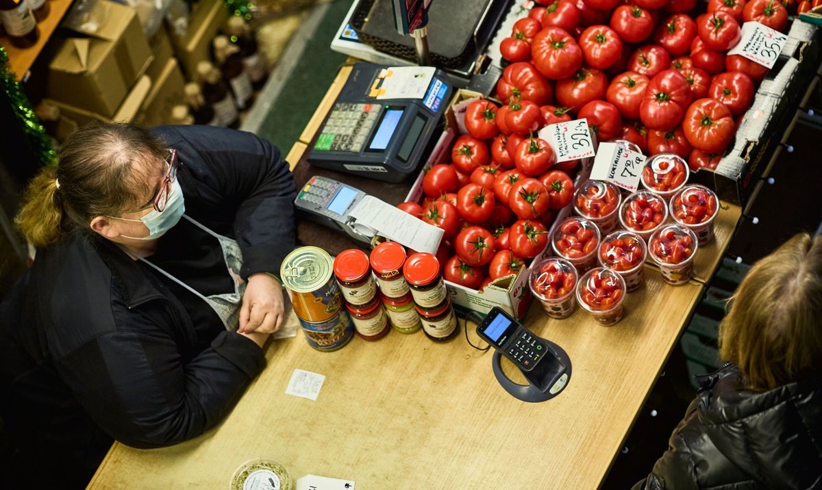 Citi Handlowy: pełna stawka VAT na żywność podniesie inflację w 2024 roku