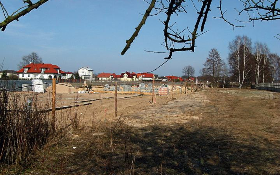 Sąsiadka nowej inwestycji obawia się, że utrudni ona dojazd do jej działki. Deweloper zapewnia, że n