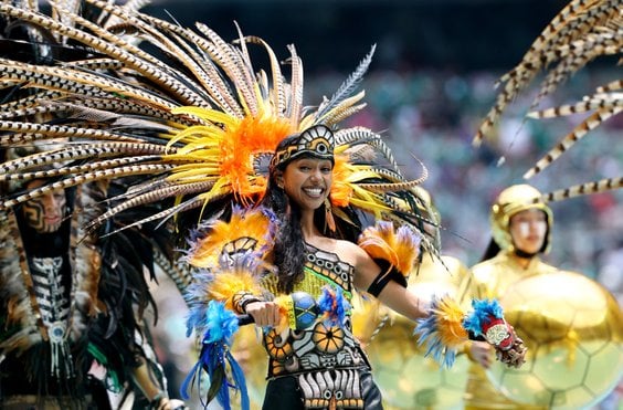 Tancerka uczestnicząca w ceremonii otwarcia mundialu