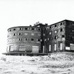 Hotel Campo Imperatore położony w sercu masywu Gran Sasso, gdzie więziony był Duce. Hotel został zbu