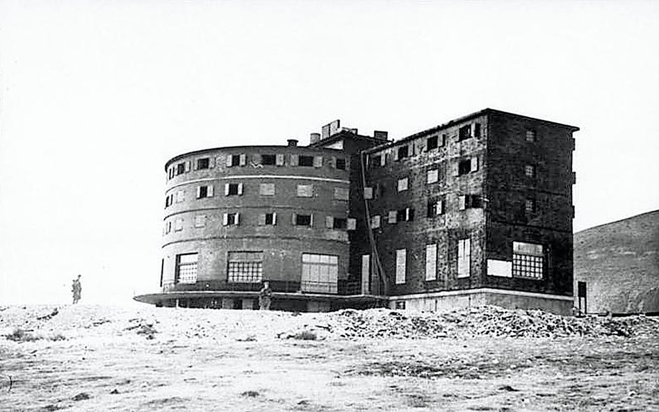 Hotel Campo Imperatore położony w sercu masywu Gran Sasso, gdzie więziony był Duce. Hotel został zbu