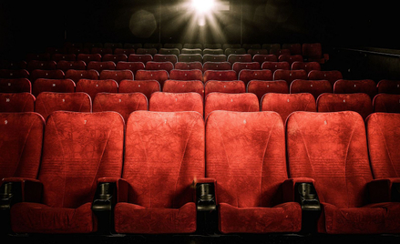 Gdzie opodatkować montaż krzeseł do sali kinowej - interpretacja podatkowa