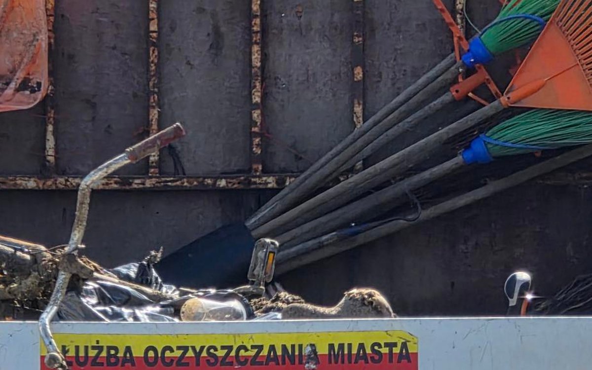 Scooters, furniture and quite a few rubbish – the services clean up the bottom of the Vistula River