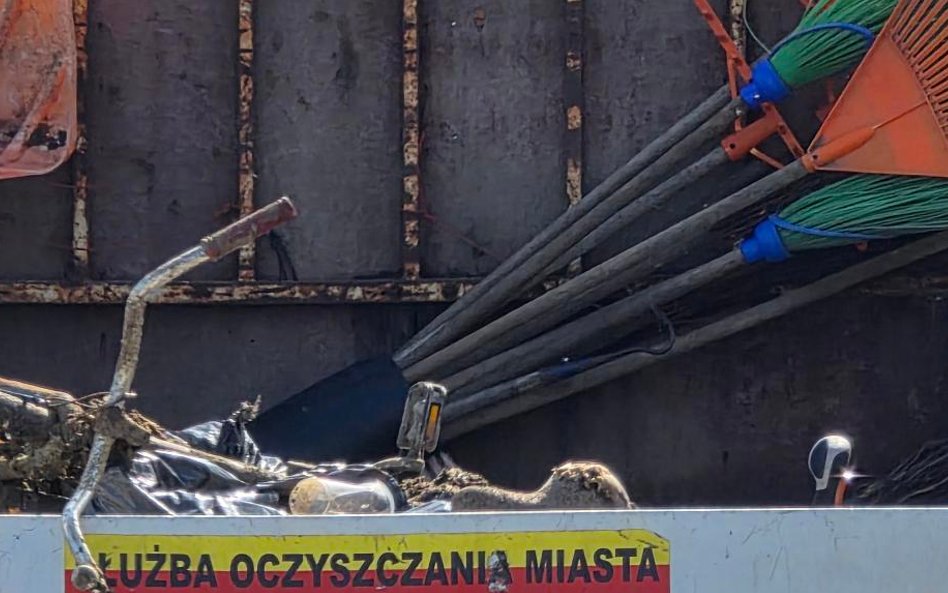 Służby oczyszczające wydobyły z dna Wisły m.in. rowery i hulajnogi