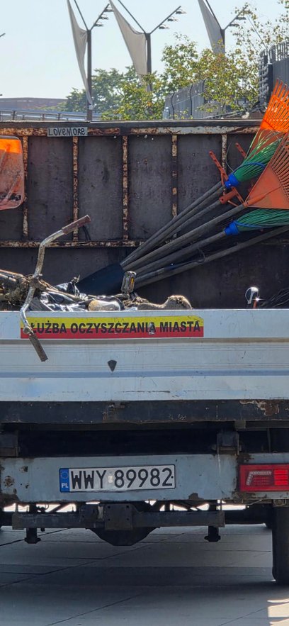 Służby oczyszczające wydobyły z dna Wisły m.in. rowery i hulajnogi