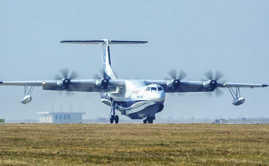 Wodnosamolot zdolny jest do wykonywania startów i lądowań na wodzie, jak również - dzięki chowanemu 