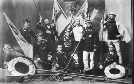 Fotografia grupowa członków osady wyścigowej (reprodukcja ze starej fotografii z 1889 roku)