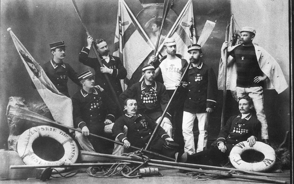 Fotografia grupowa członków osady wyścigowej (reprodukcja ze starej fotografii z 1889 roku)