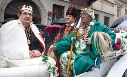 Po ul. Piotrowskiej w Łodzi Trzej Królowie w orszaku jechali dorożką