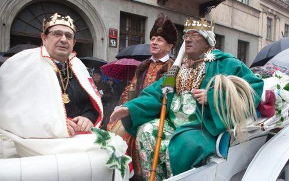 Po ul. Piotrowskiej w Łodzi Trzej Królowie w orszaku jechali dorożką