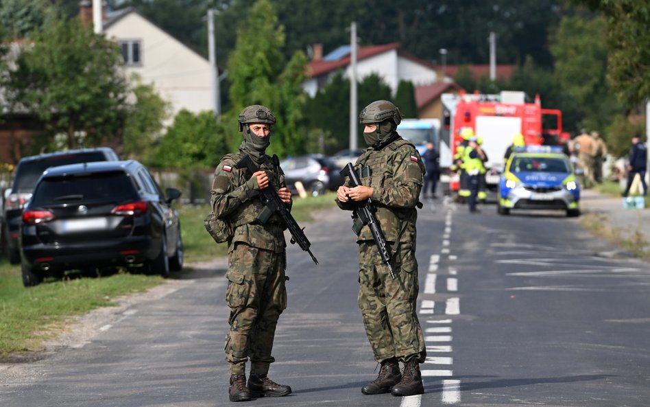 Służby w miejscu uderzenia drona w miejscowości Wyryki