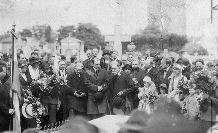 1925r. Doroczna pielgrzymka stowarzyszeń polskich i francuskich na polski cmentarz Les Champeaux w M