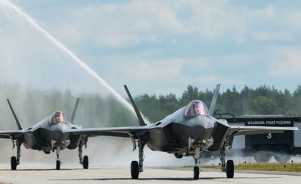 Powietrzne tankowce wydłużą czas, przez jaki myśliwce F-35 będą mogły przebywać w powietrzu