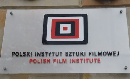 Logo Polskiego Instytutu Sztuki Filmowej na ścianie siedziby Polskiego Instytutu Sztuki Filmowej w W
