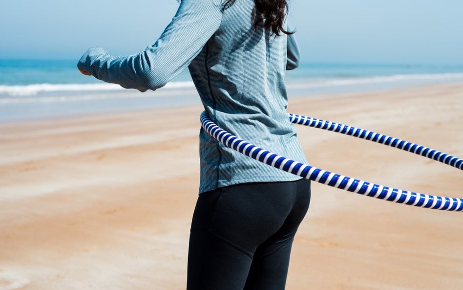 Hula-hoop błyskawicznie stał się jednym z najbardziej rozpoznawalnych gadżetów lat 50.