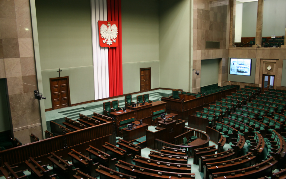 Sondaż: PiS liderem, ale do samodzielnych rządów brakuje mu 40 posłów