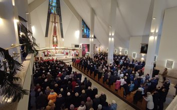 Były proboszcz parafii Rzymskokatolickiej pw. Św. Faustyny w Warszawie z aktem oskarżenia